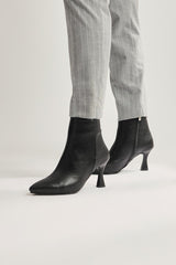 Anna Eva Black Pointed Toe Zippered Thin Heel Boots