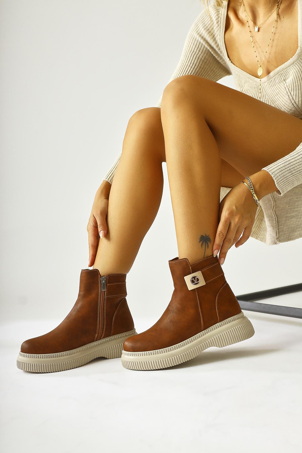 Caiza Tan Buckle Detailed Oval Toe Boots