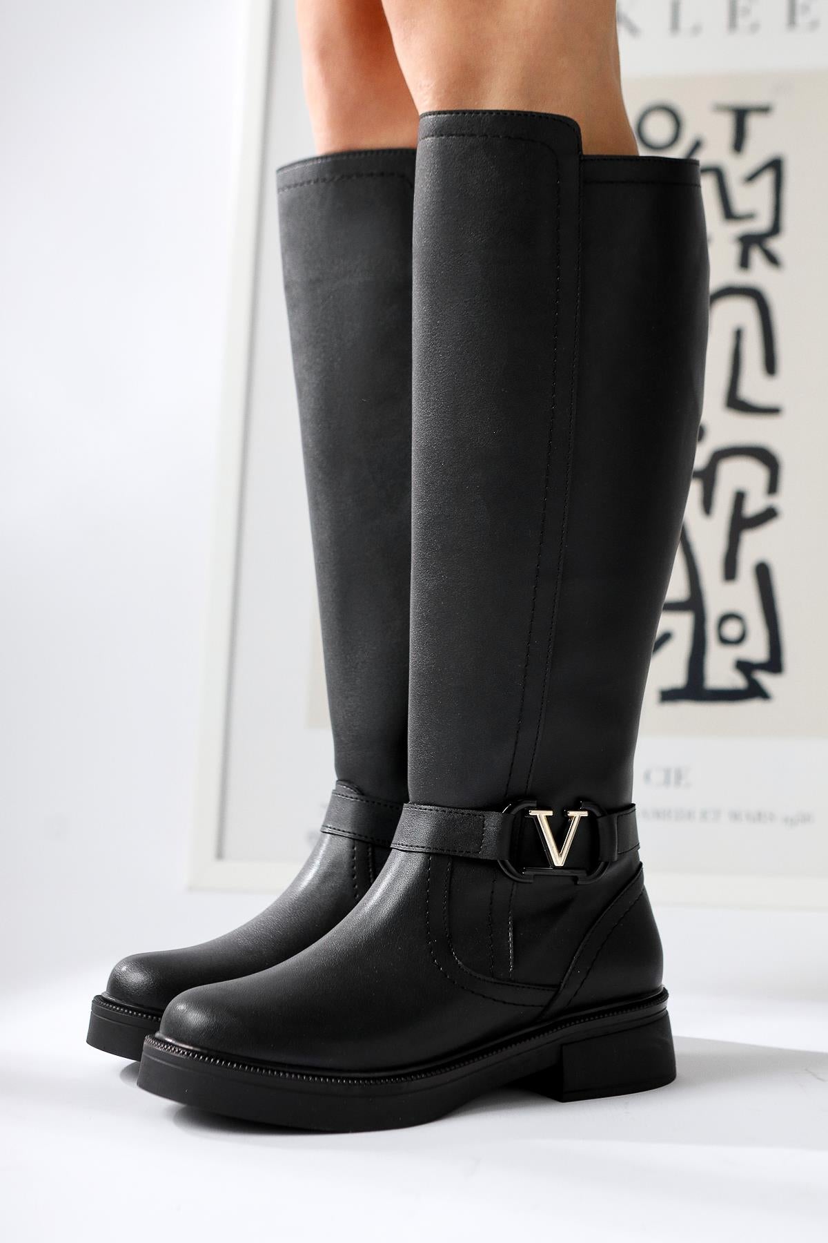 Ginan Black Buckle Detailed Low Heel Zippered Boots