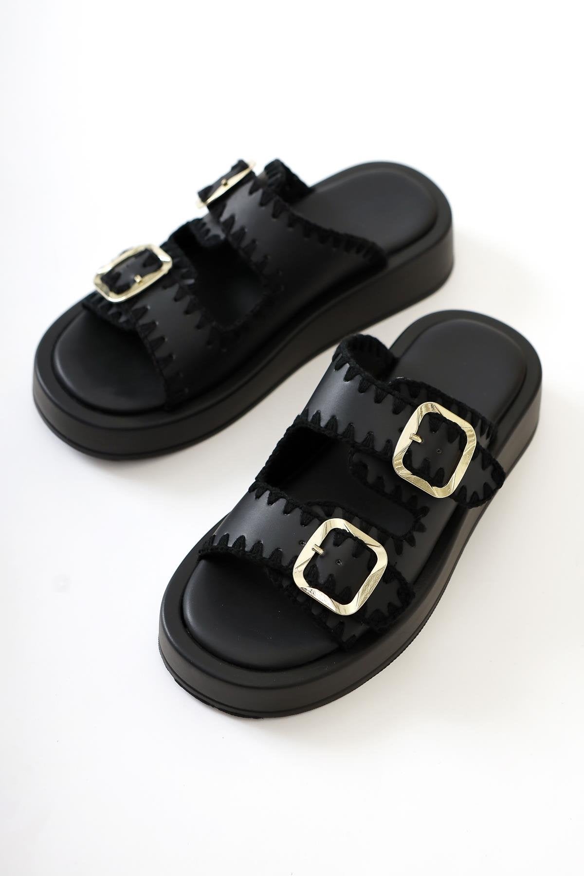 Hadya Taba Double Banded Buckle Detailed Piping Slippers