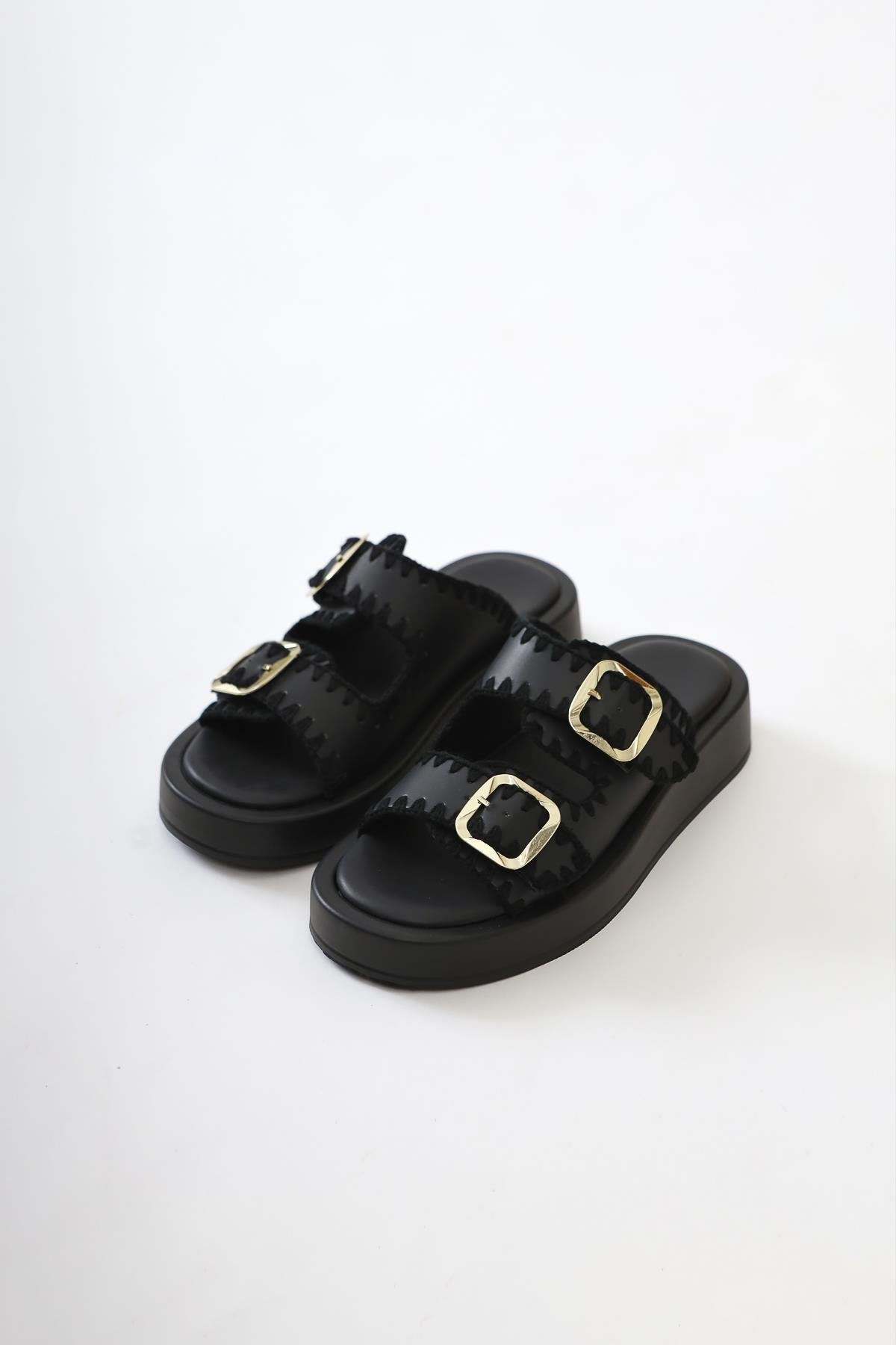 Hadya Taba Double Banded Buckle Detailed Piping Slippers