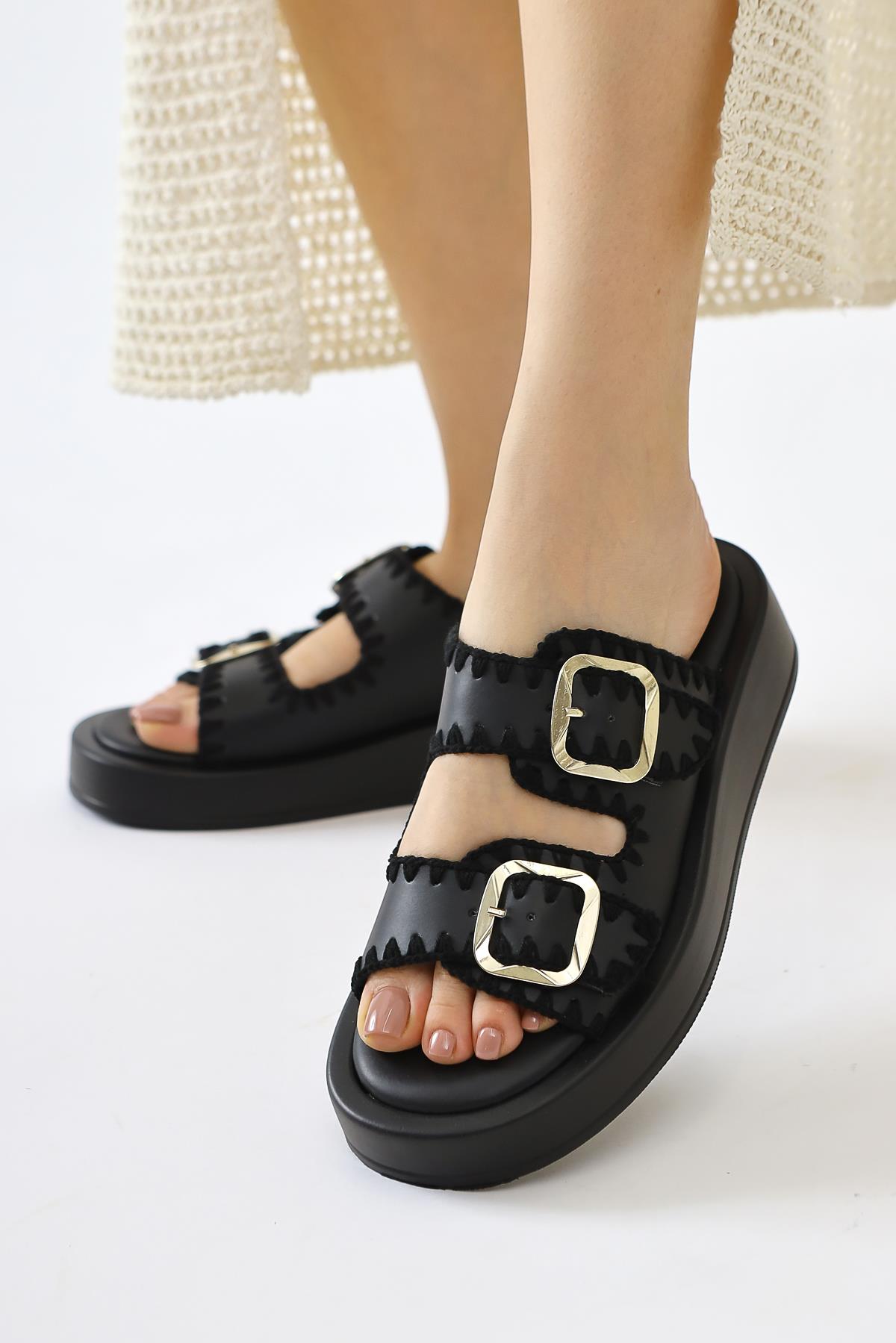 Hadya Taba Double Banded Buckle Detailed Piping Slippers