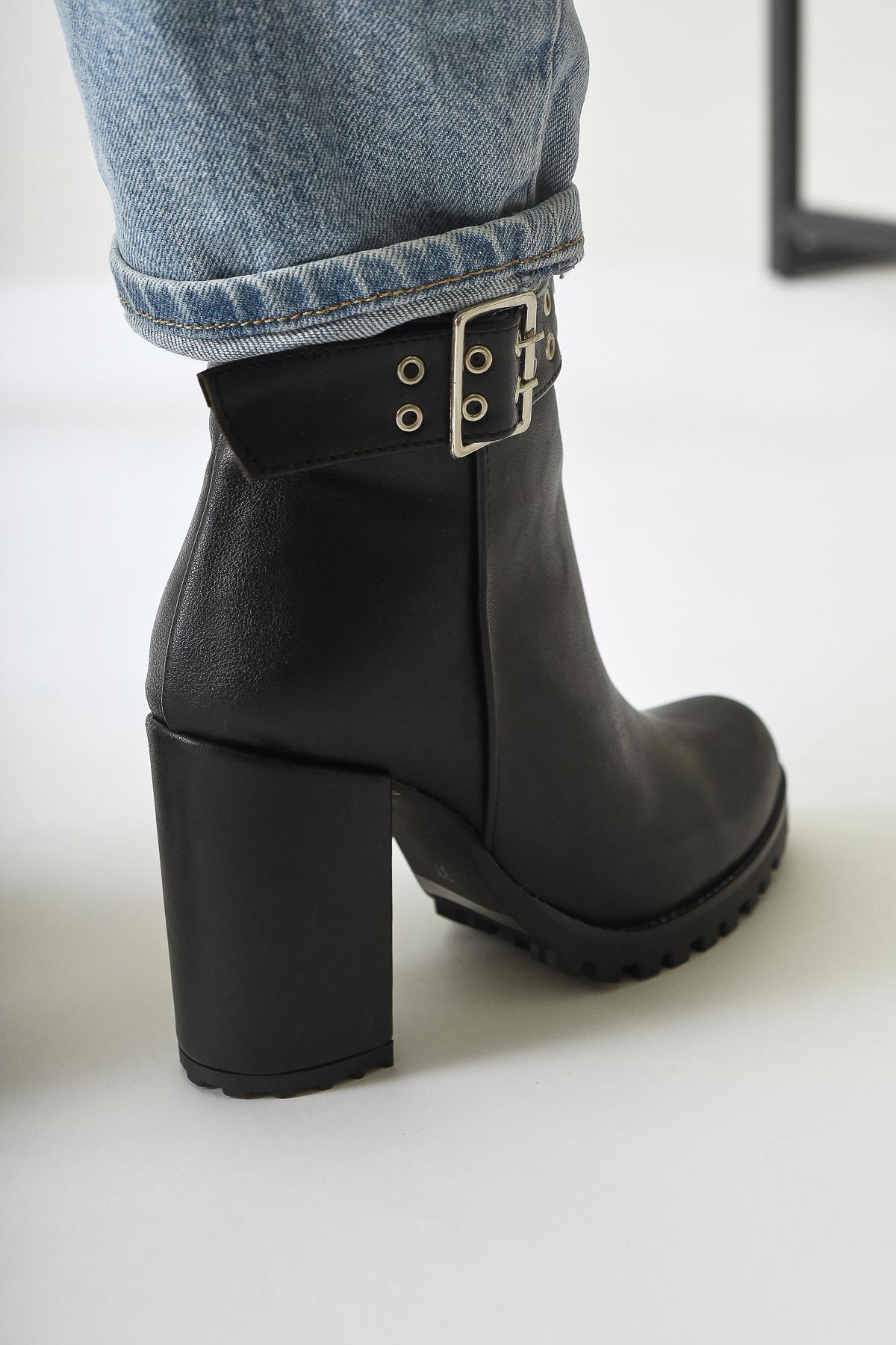 Jonny Black Belt Detailed Oval Toe Zippered Boots