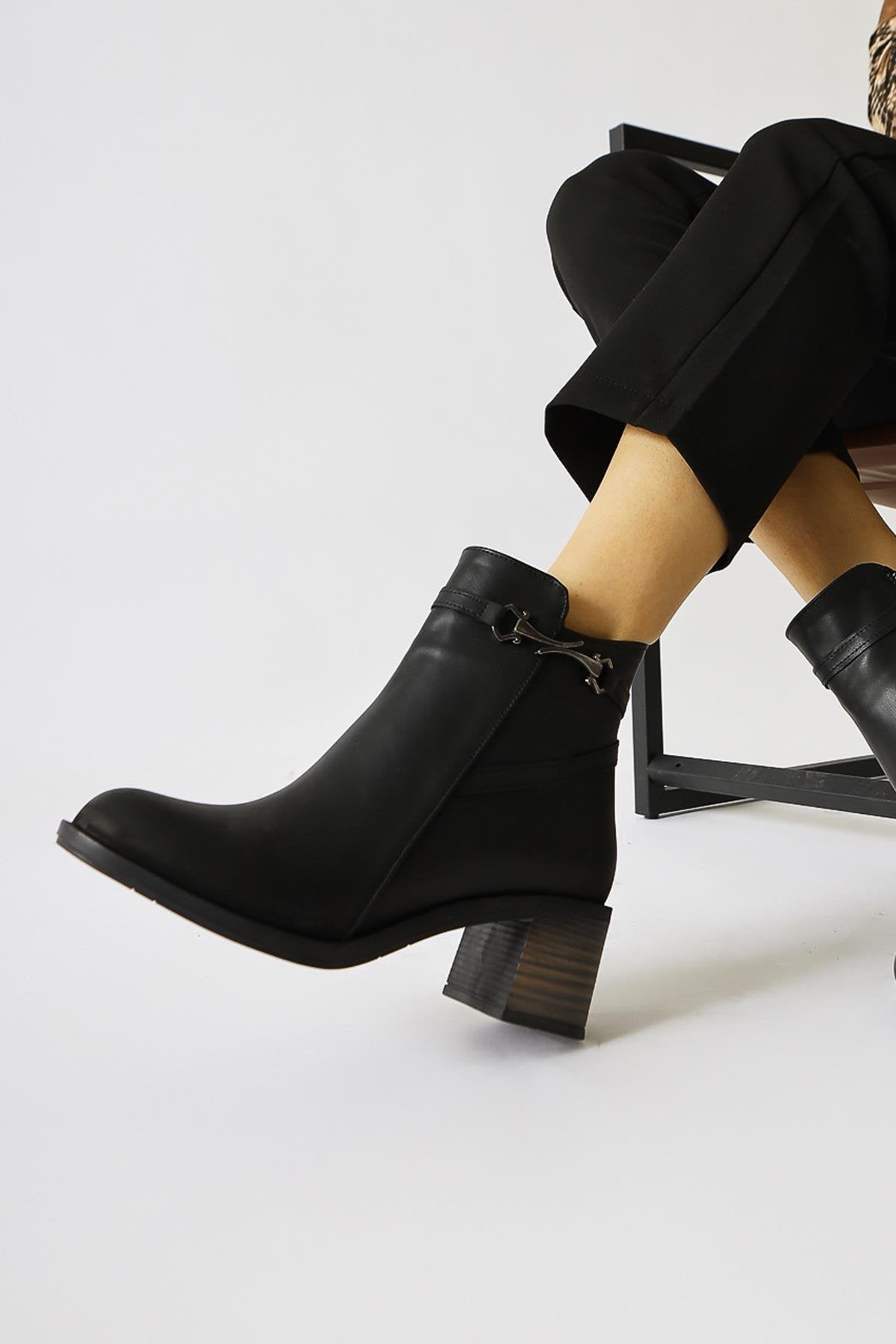 Mihane Black Buckle Detailed Oval Toe Boots