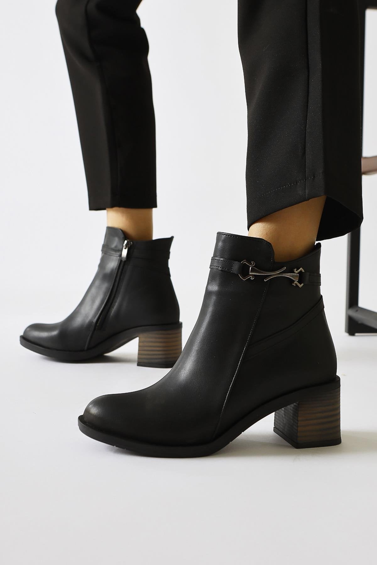 Mihane Black Buckle Detailed Oval Toe Boots