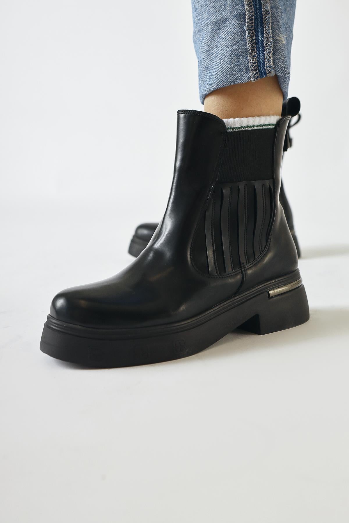 Pava Black Patent Leather Heel Detailed Pull-On Boots