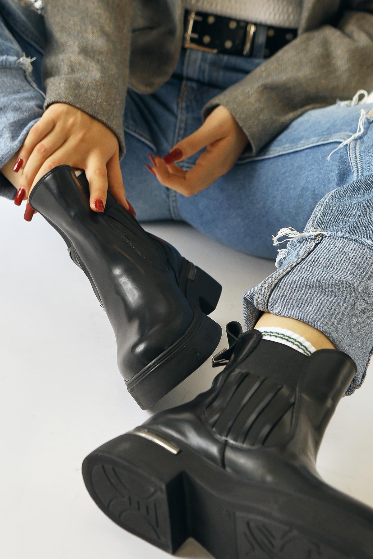 Pava Black Patent Leather Heel Detailed Pull-On Boots