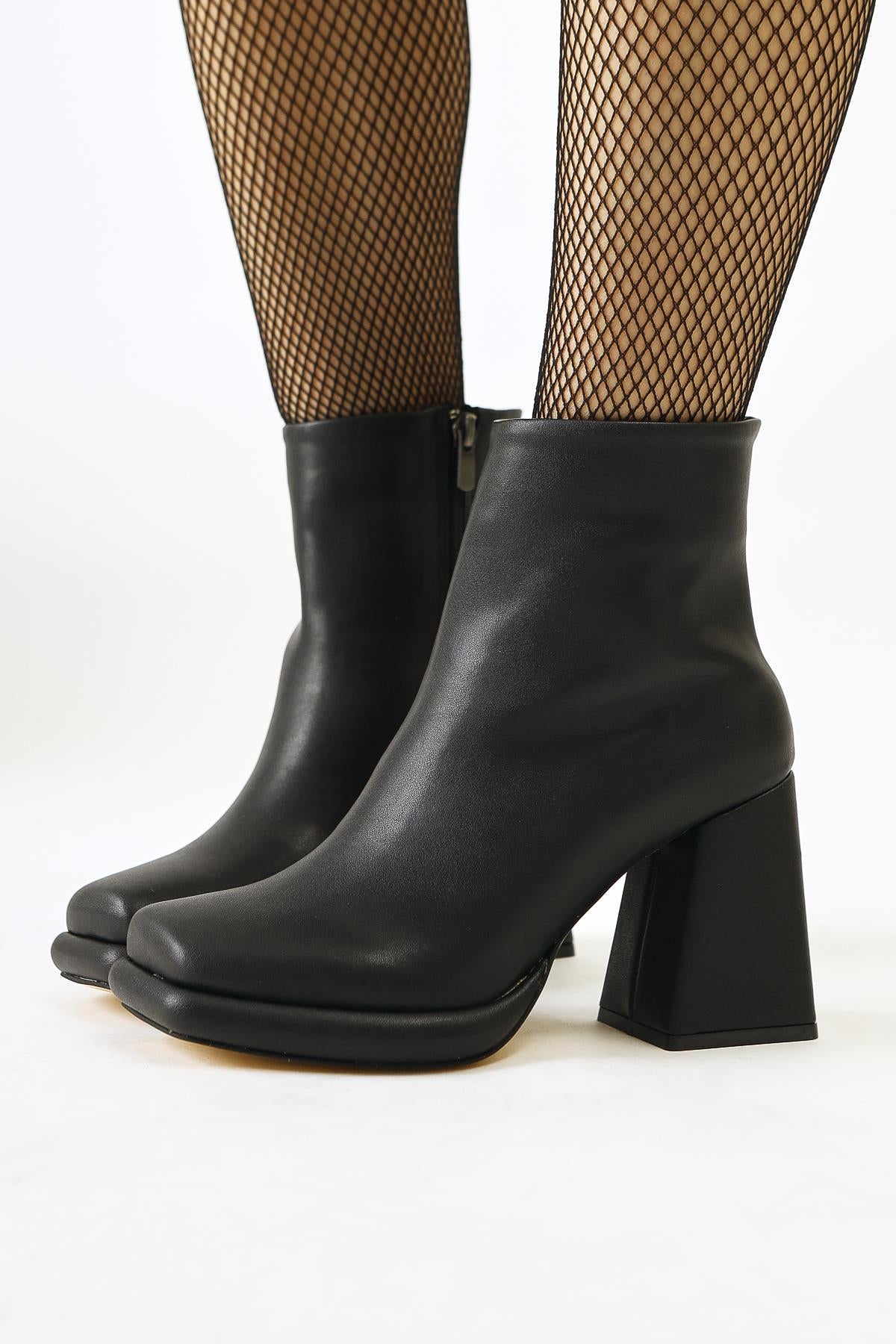 Color Black Blunt Toe Zipper Boots