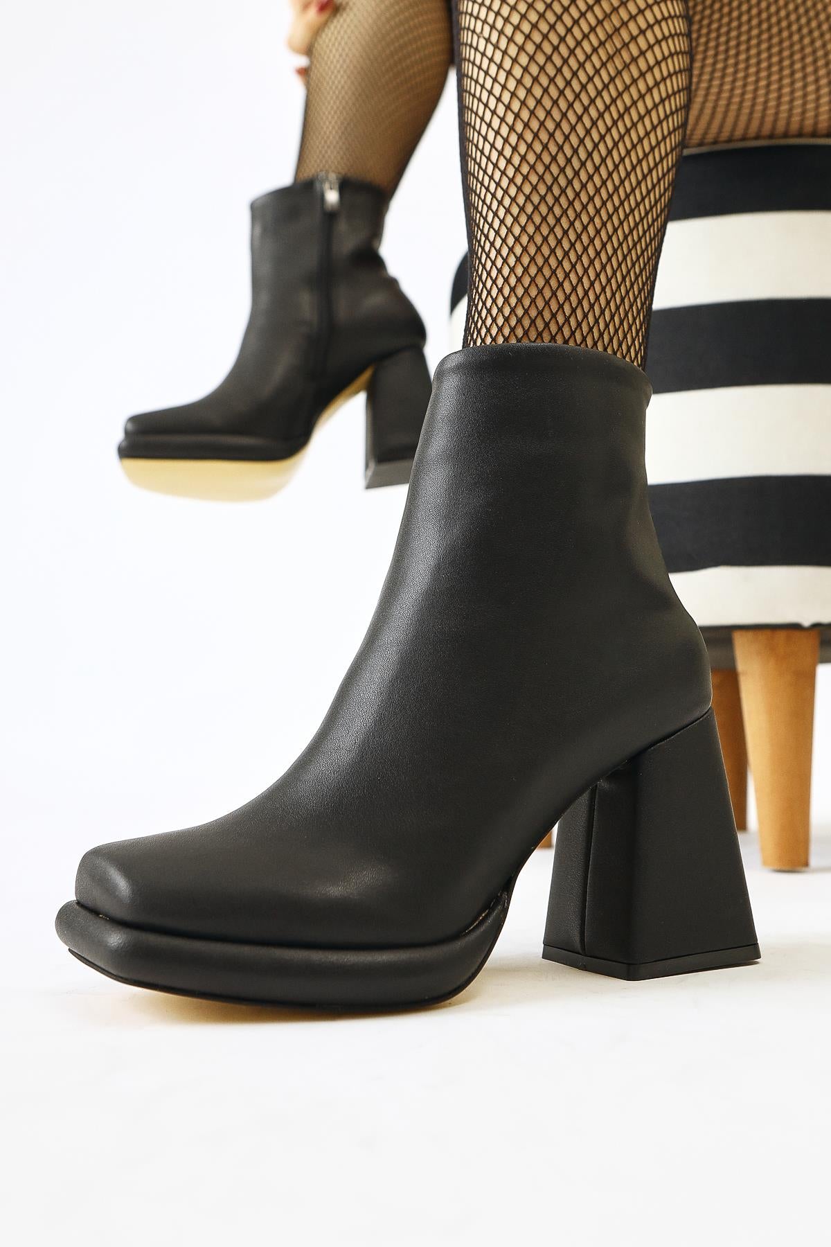 Color Black Blunt Toe Zipper Boots